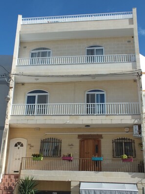 Exterior detail - Beautiful penthouse with the sea view and next to the beach. (Wied il-Ghajn)