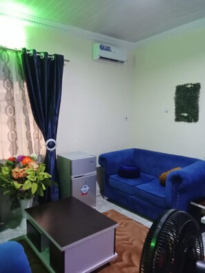TV - Elegant Sitting room and Bedroom with AC in vibrant Lagos, Nigeria (Lagos)