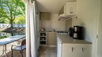 Een koelkast, een koffiezetapparaat/waterkoker