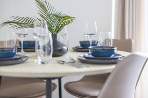 Dining - Spacious 3-br House with Parking (Newcastle upon Tyne)