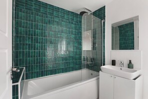Hair dryer, towels - Spacious 3-br House with Parking (Newcastle upon Tyne)