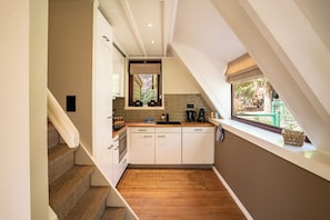 Réfrigérateur, lave-vaisselle, chaise haute, tables à manger