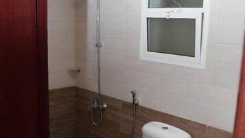 Produtos de toalete grátis, toalhas de banho, sabonete, shampoo