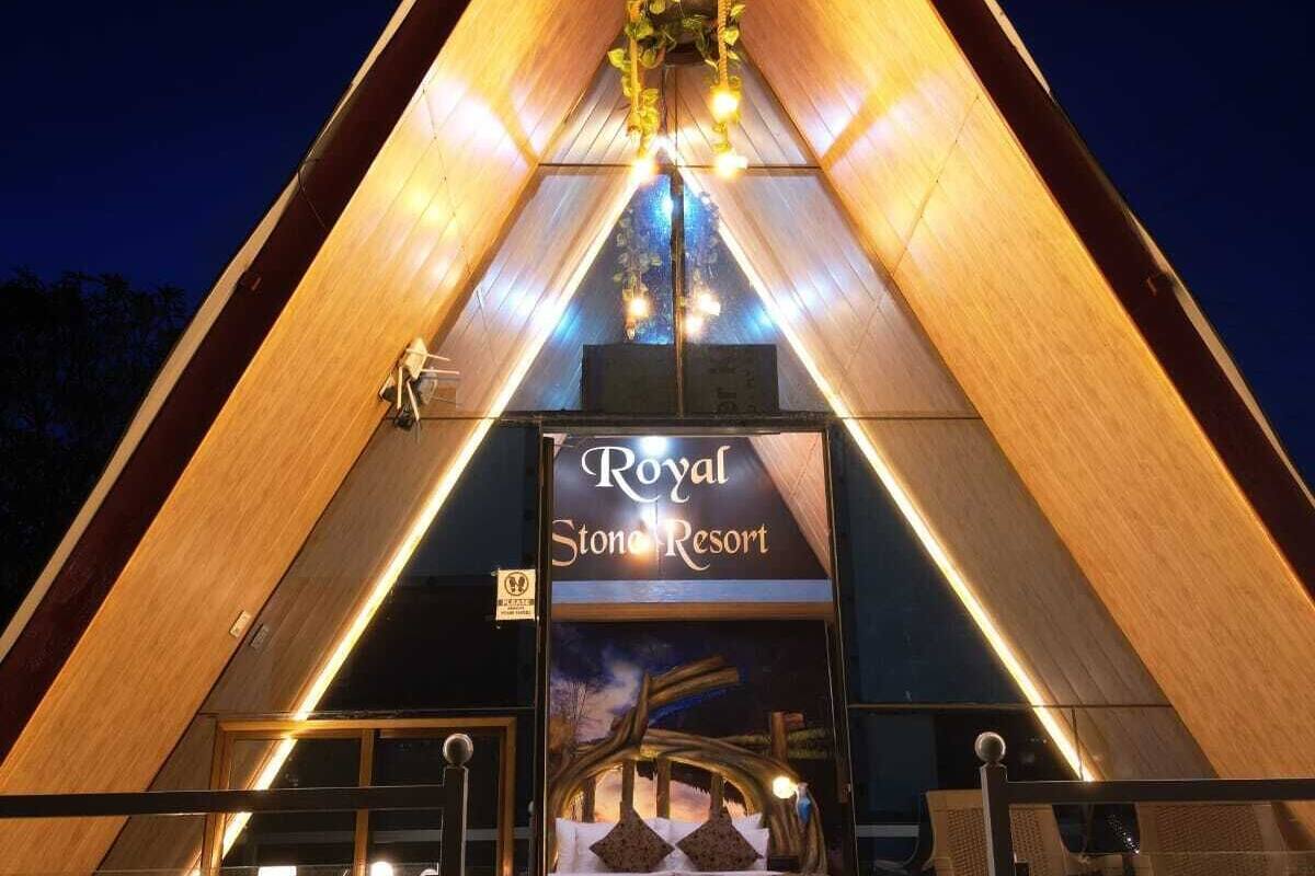 Un bâtiment triangulaire sur lequel on peut lire l’inscription : « Royal Stone Resort ».