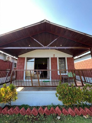 办公桌、免费 WiFi