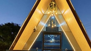 En trekantet bygning med skilt, der står 'Royal Stone Resort'.