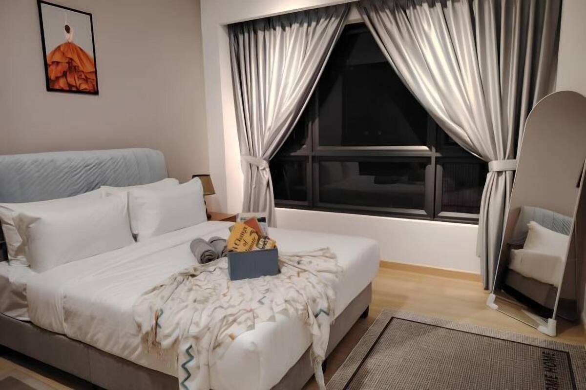 Laptop workspace, iron/ironing board, free WiFi, bed sheets