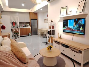 Suite, Stadtblick | Wohnbereich | LED-Fernseher