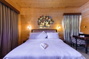 Caja de seguridad en la habitación y espacio para trabajar con laptop 