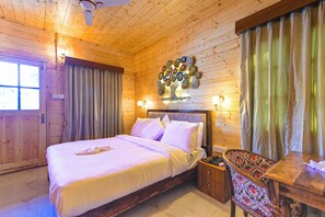 In-room safe, laptop workspace, iron/ironing board, free WiFi