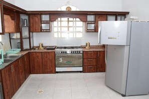 Microwave, cookware/dishes/utensils