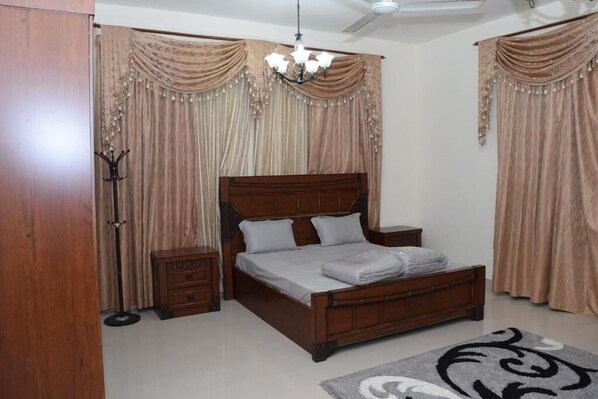 5 bedrooms, laptop workspace, free WiFi