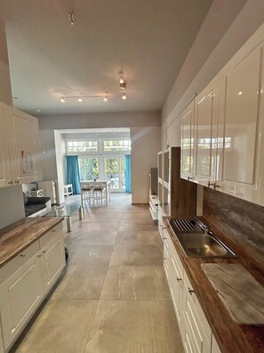 Fridge, microwave, oven, stovetop - Kühlungsborn vacation apartment for the perfect vacation: beach, park & forest (Kühlungsborn)