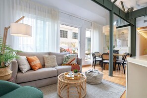 Apartment (3 Bedrooms) | Living area | TV