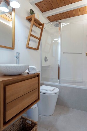 Departamento (3 Bedrooms) | Baño | Regadera, secadora de cabello, toallas, jabón 
