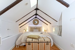 3 habitaciones, tabla de planchar con plancha y ropa de cama