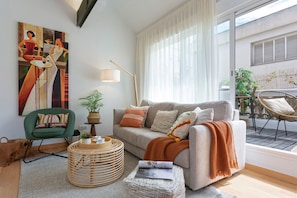Apartment (3 Bedrooms) | Ruang tamu | TV 