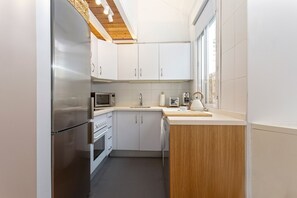 Lejlighed (3 Bedrooms) | Privat køkken | Køleskab/fryser i fuld størrelse, mikrobølgeovn, ovn, kogeplade