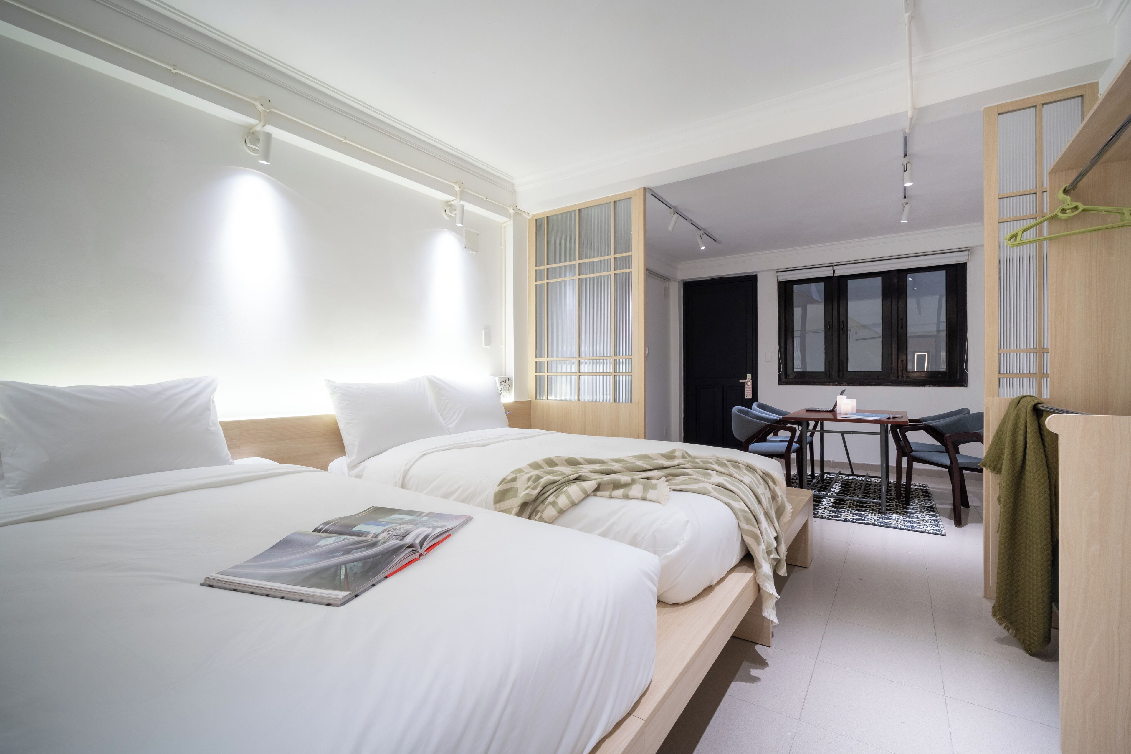 1 غرفة نوم وخزنة داخل الغرفة ومكتب ومكواة/لوح كي