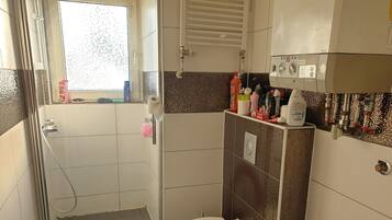 Haartrockner, Handtücher, Seife, Toilettenpapier