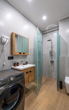 Dusche, Haartrockner, Bidet, Handtücher