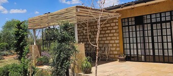Charming Cottage in Namanga with gorgeous views & birdlife.Pet friendly!