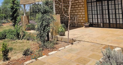 Charming Cottage in Namanga with gorgeous views & birdlife.Pet friendly!