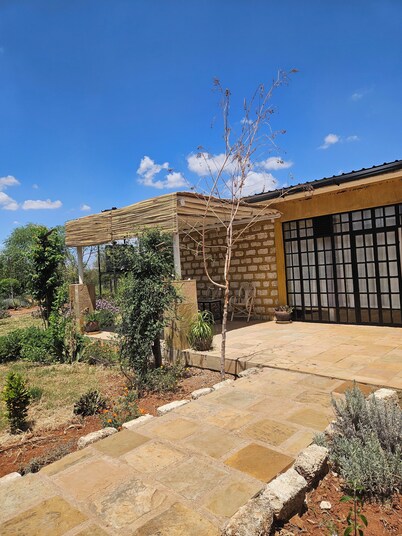 Charming Cottage in Namanga with gorgeous views & birdlife.Pet friendly!