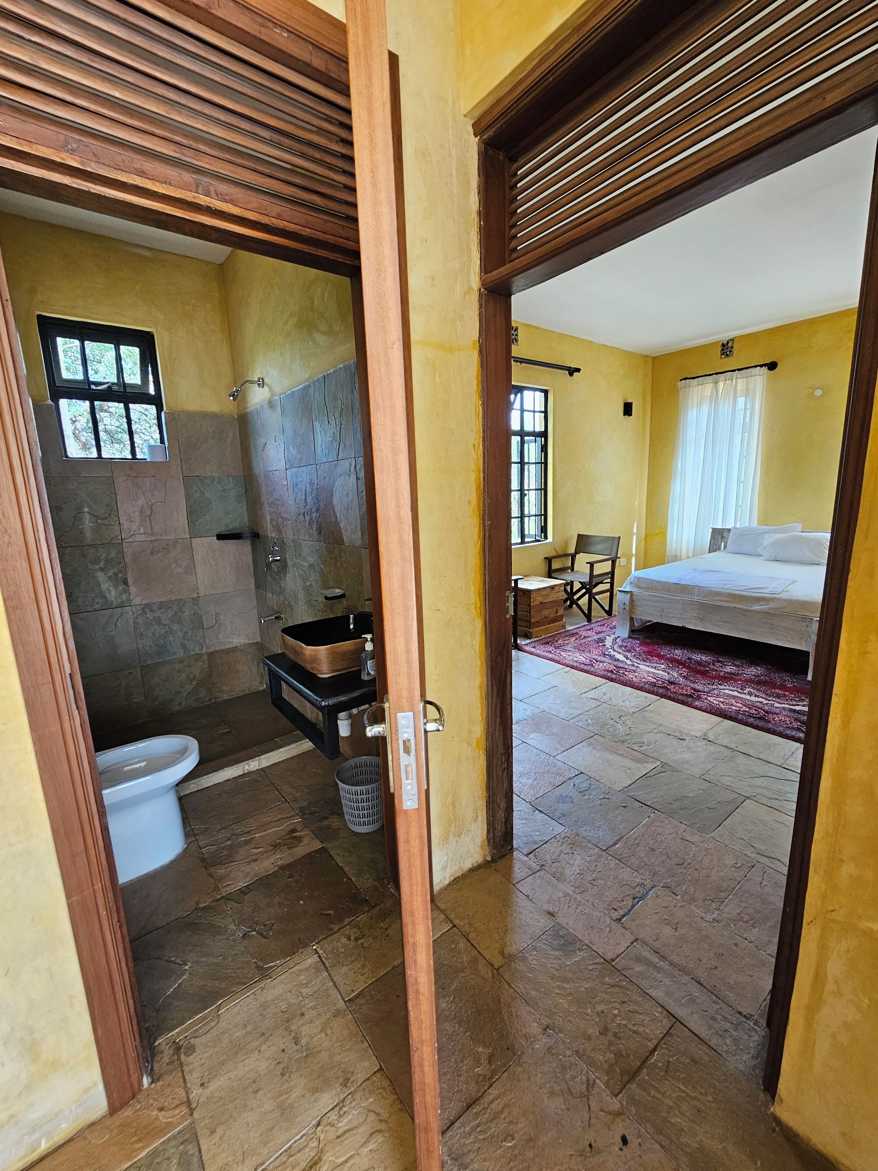 Douche, serviettes fournies, savon, papier toilette