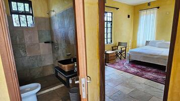 Douche, serviettes fournies, savon, papier toilette