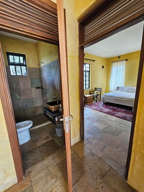 Dusj, håndklær, såpe og toalettpapir