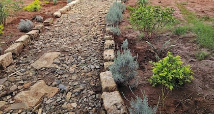 Charming Cottage in Namanga with gorgeous views & birdlife.Pet friendly!