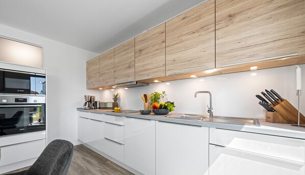 Kühlschrank, Mikrowelle, Ofen, Herdplatte