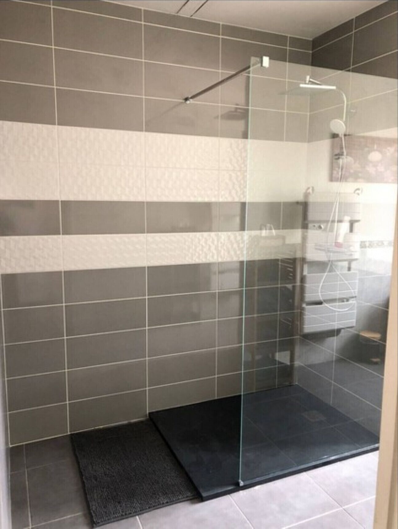 Een douche, handdoeken