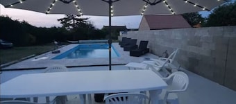 House for 12 people with swimming pool, Domaine d'Ayden