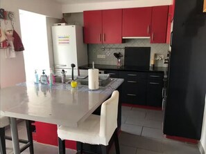 Réfrigérateur, micro-ondes, four, plaque de cuisson