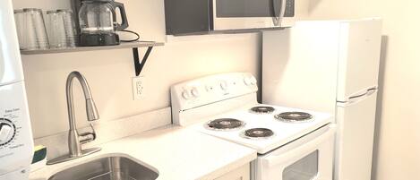 冷蔵庫、電子レンジ、オーブン、コンロ