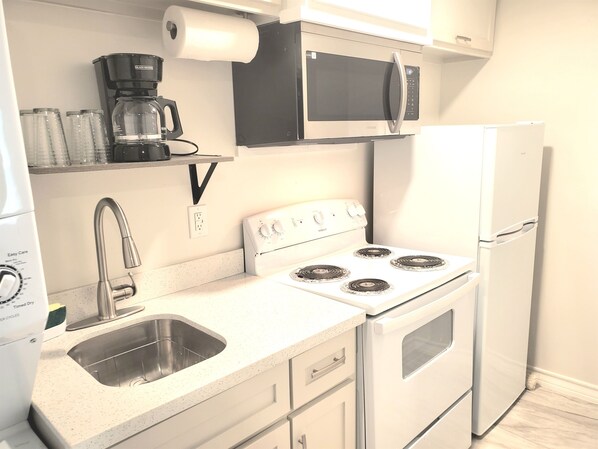 Refrigerador, microondas, horno y parrilla de estufa 