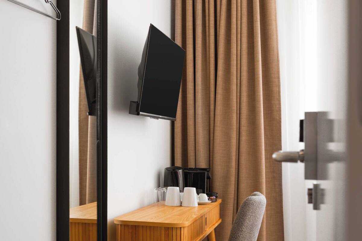 Double Room | 1 bedroom, individually decorated, individually furnished, desk
