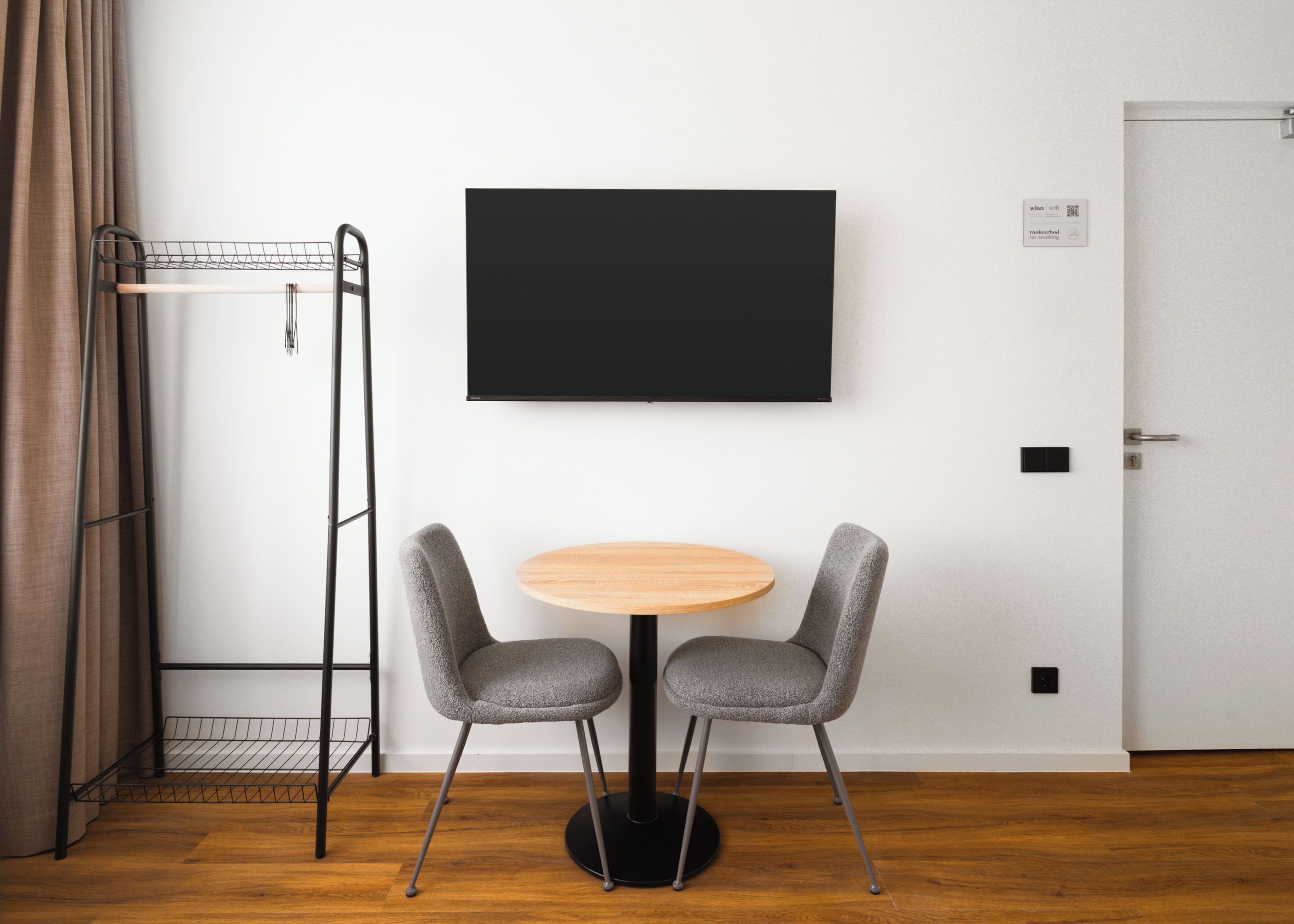 Rum | Individuell inredning, unika möbler, skrivbord och arbetsyta för laptop