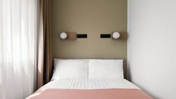 Tweepersoonskamer | Individueel gedecoreerd, individueel gemeubileerd, een bureau