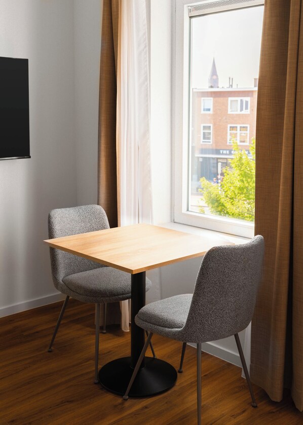 Suite | Individually decorated, individually furnished, desk, laptop workspace - Limehome Utrecht Balijelaan (Utrecht)