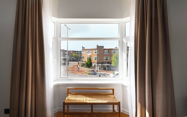 Suite | Decoración personalizada, muebles diferentes y escritorio 