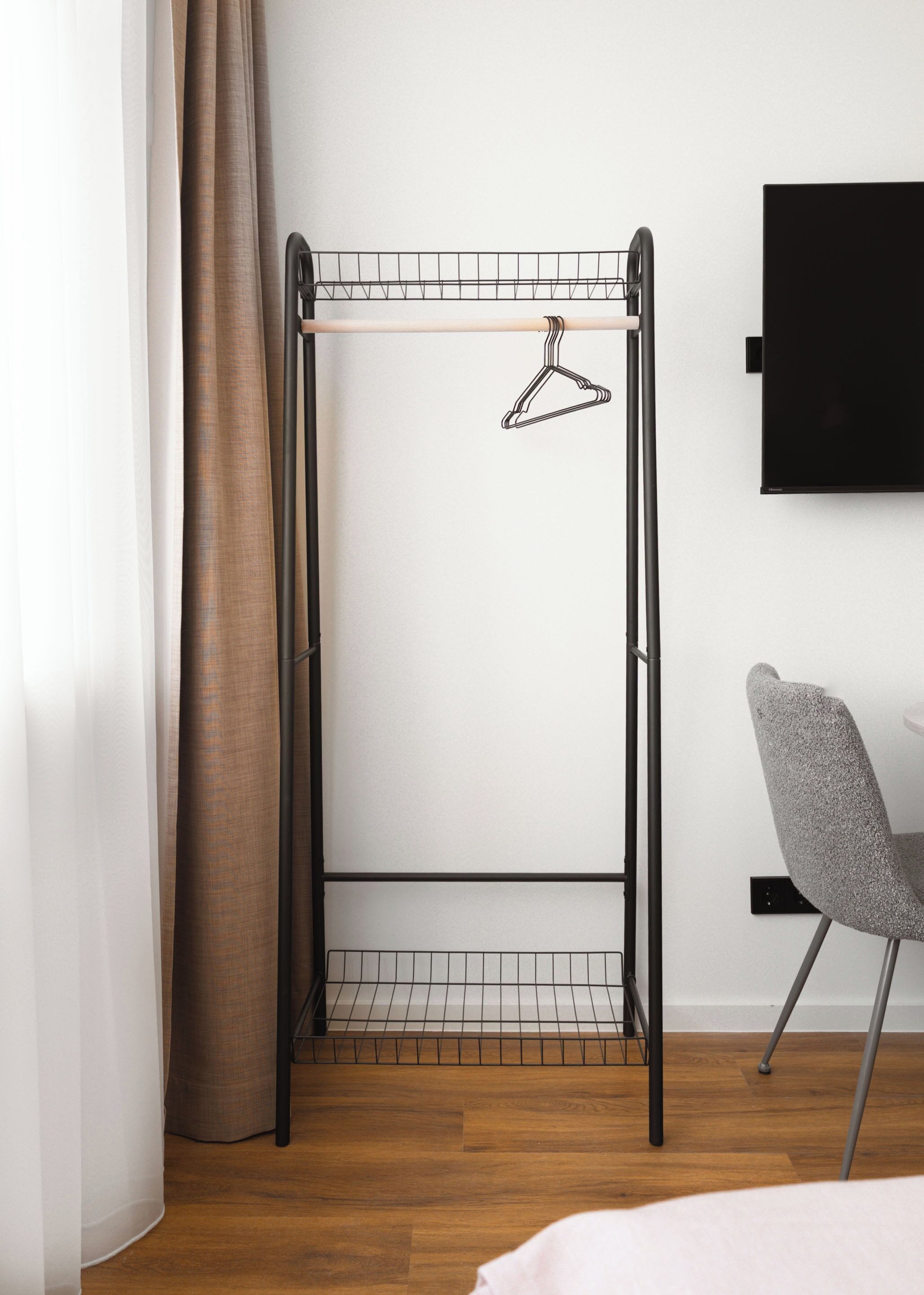 Queen Room | Individually decorated, individually furnished, desk, laptop workspace