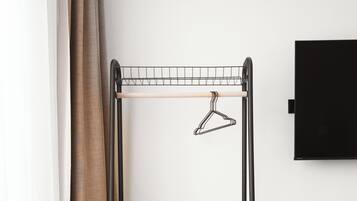 Queen Room | Individually decorated, individually furnished, desk, laptop workspace