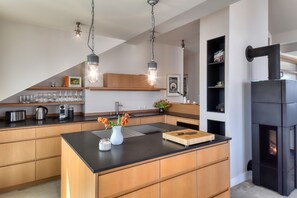 Kjøleskap, kokeplater, oppvaskmaskin og kaffetrakter/tekoker