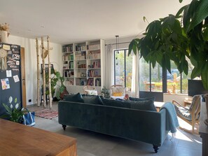 TV connectée, lecteur de DVD, livres, chaîne hi-fi