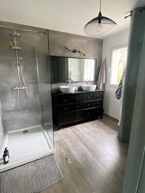 Dusche, Haartrockner, Handtücher, Seife