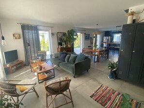 Smart TV, DVD player, livros, aparelho de som