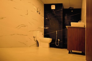 Deluxe Room | Bathroom - Hotel Khyber By Angl Wings (Srinagar)